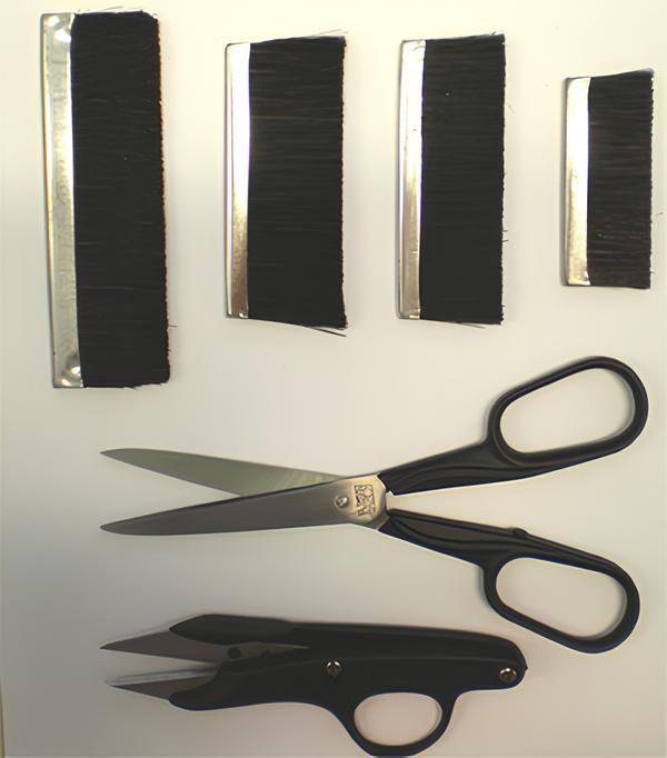 Un paio di forbici accanto a un paio di spazzole