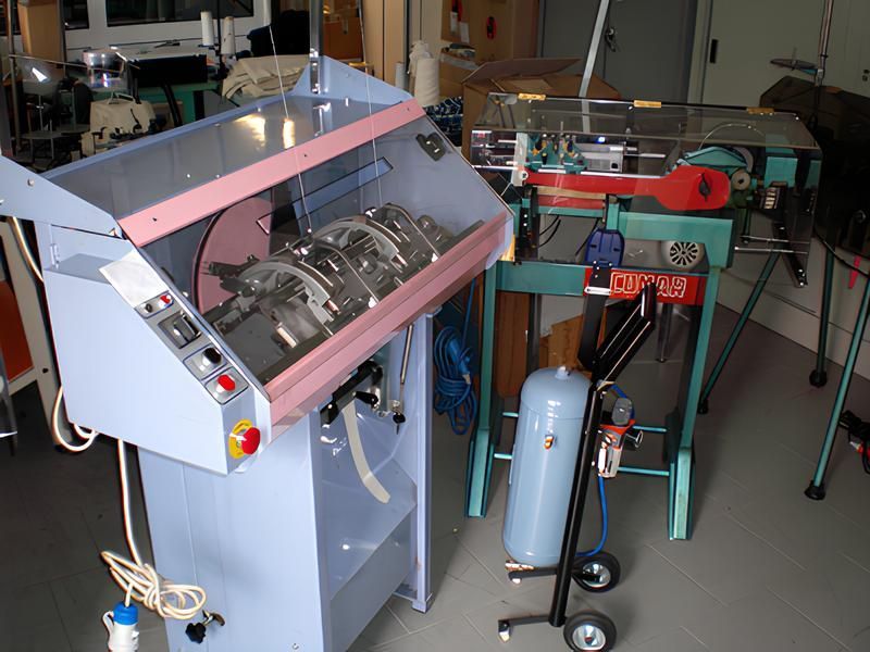 Una macchina con la parte superiore rosa è in una stanza con altre macchine