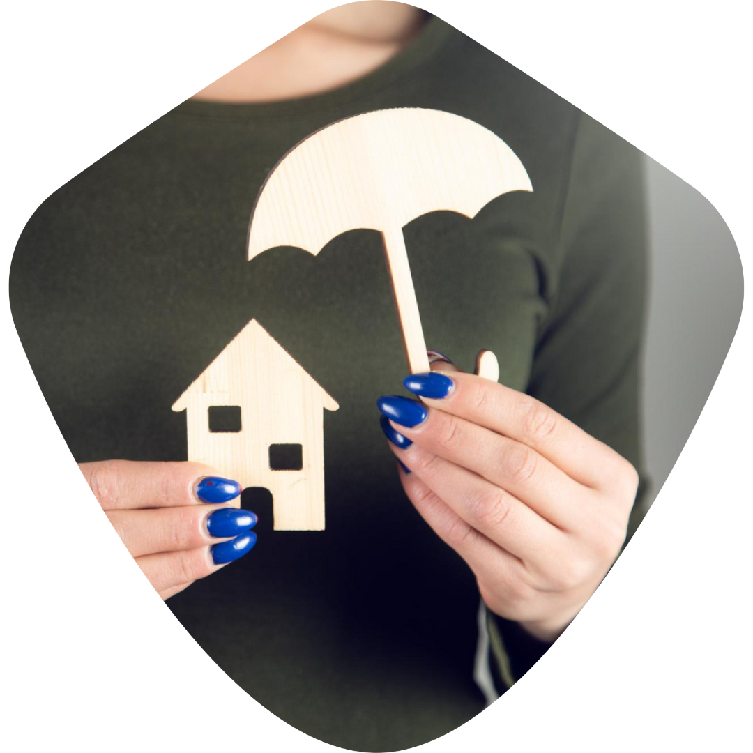 Une femme aux ongles bleus tient une maison en bois et un parapluie