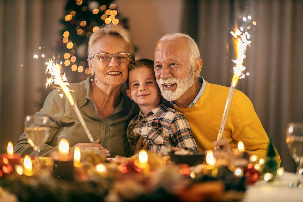 familia adulta mayor celebrando