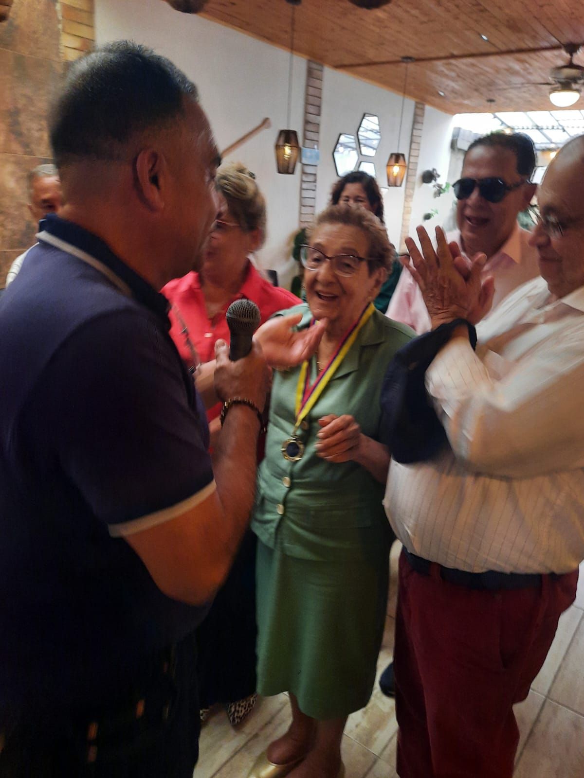 familia celebrando cumpleaños de su abuela