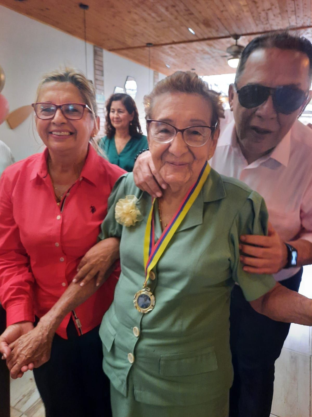 familia celebrando el cumpleaños de su abuela