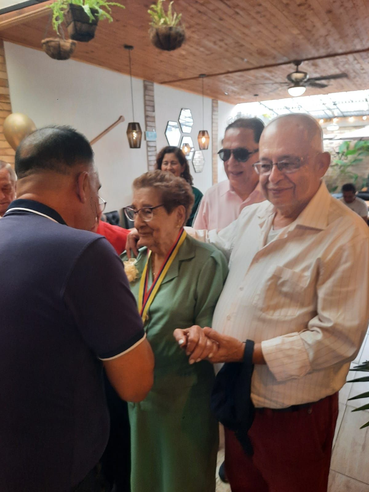 familia celebrando cumpleaños de abuela
