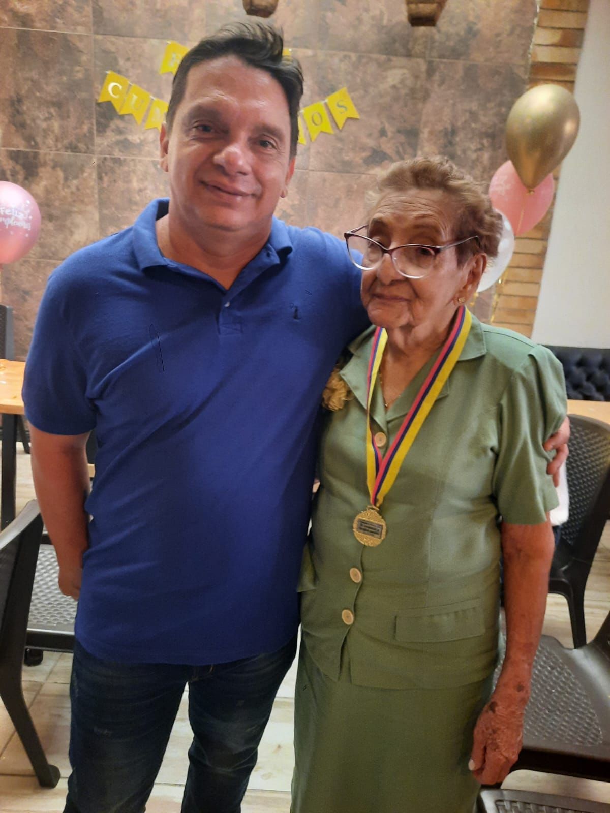 hombre abrazando a mujer mayor