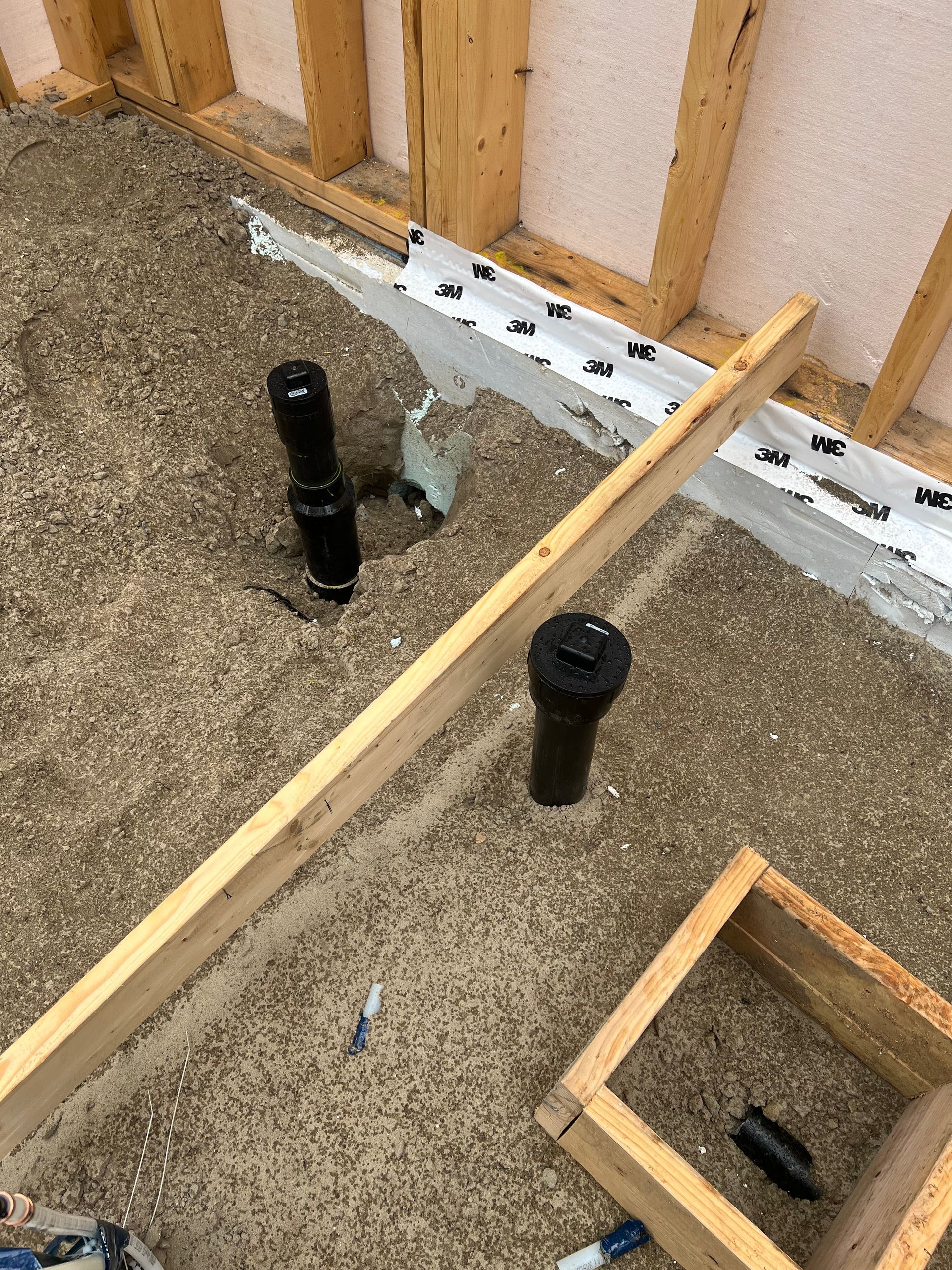 Un cadre en bois est posé sur un tas de terre.