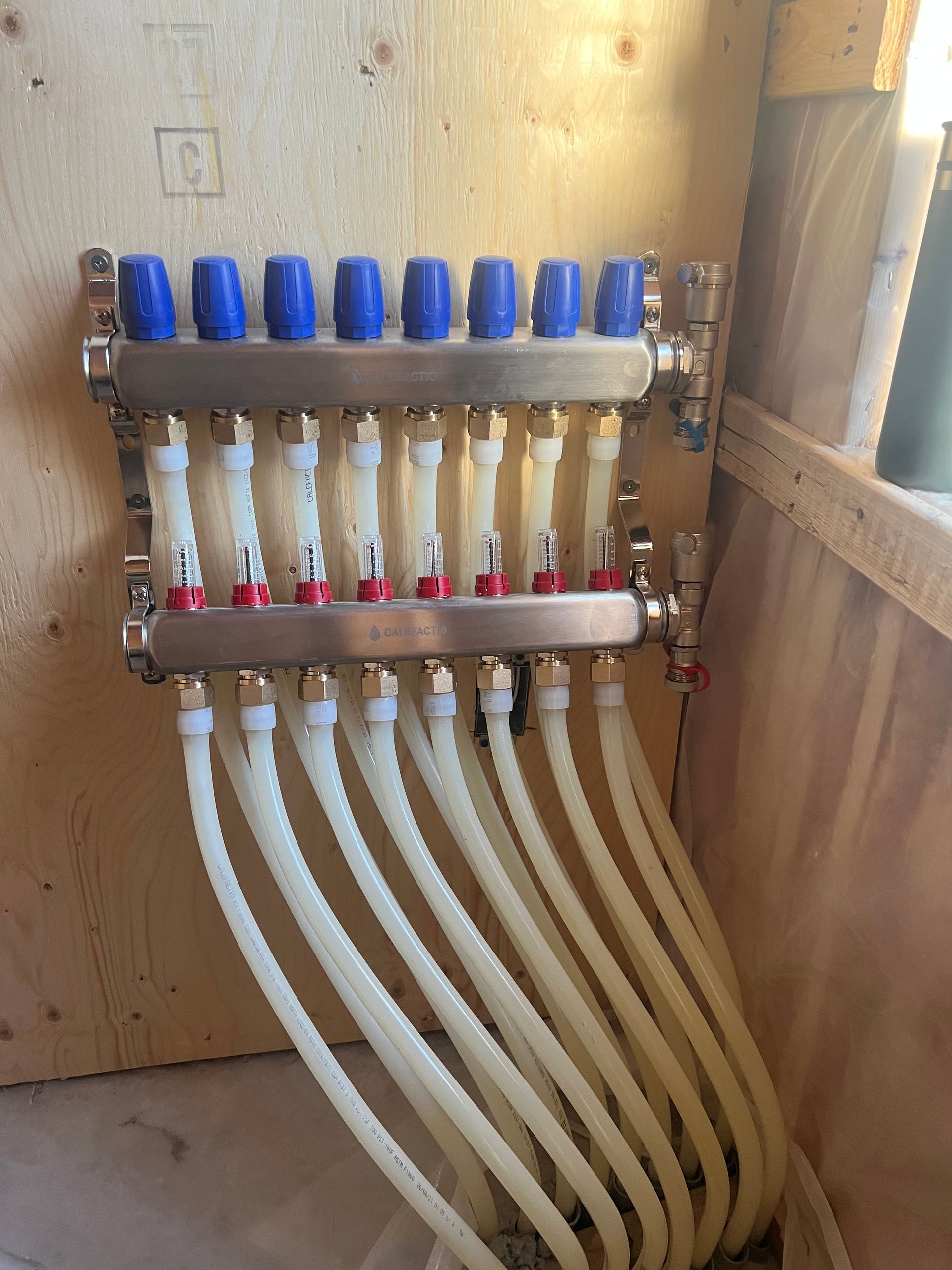 Un tas de tuyaux sont reliés à un mur