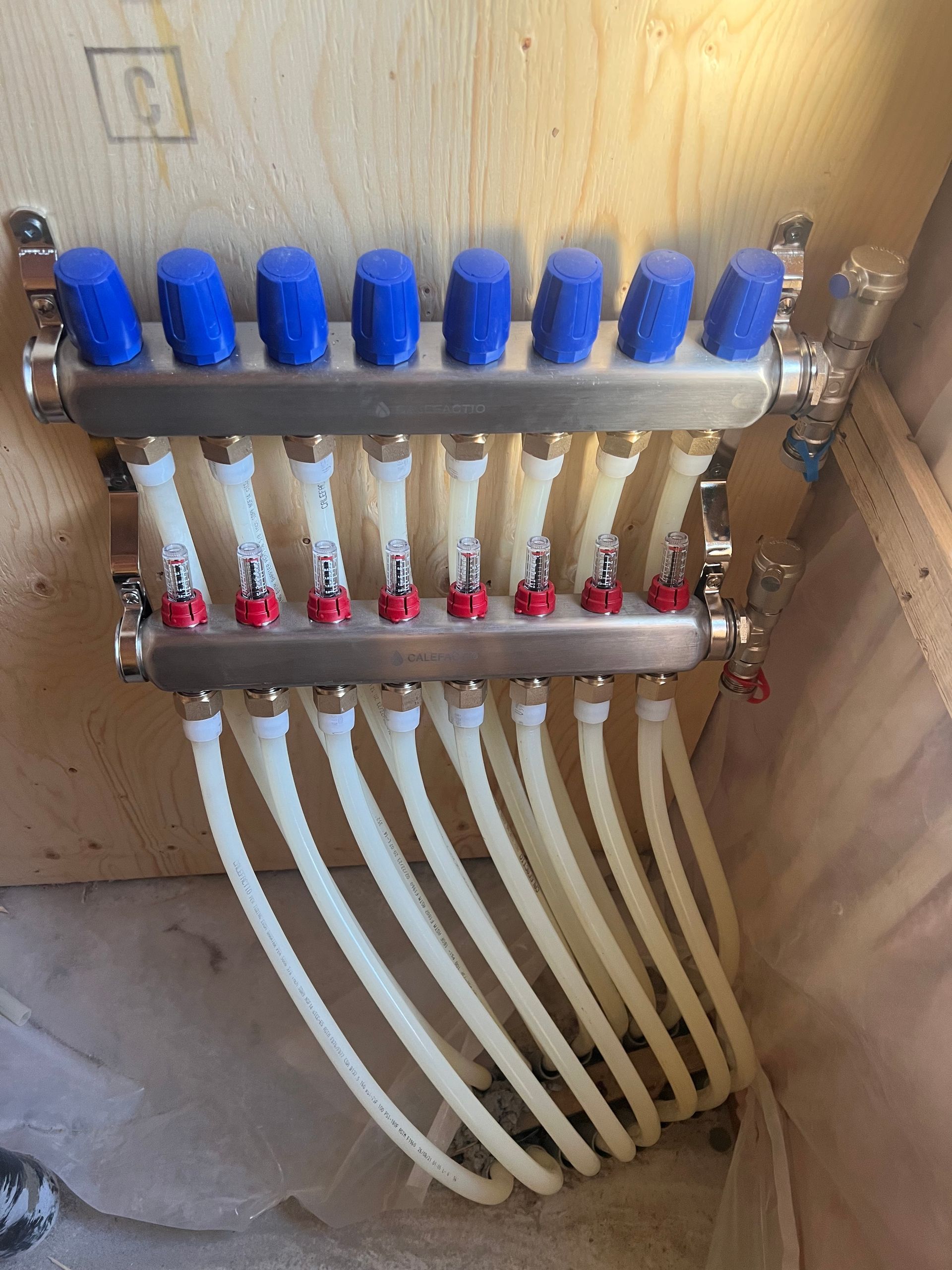 Un ensemble de tuyaux est relié à un collecteur en acier inoxydable