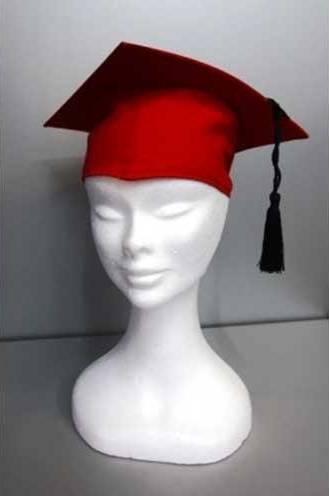 esempio di cappello di laurea rosso