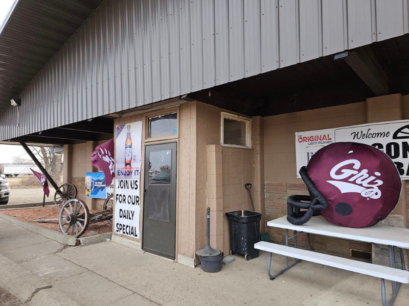 Front of the Wagon heel Bar with Montana Grizzly signs out front
