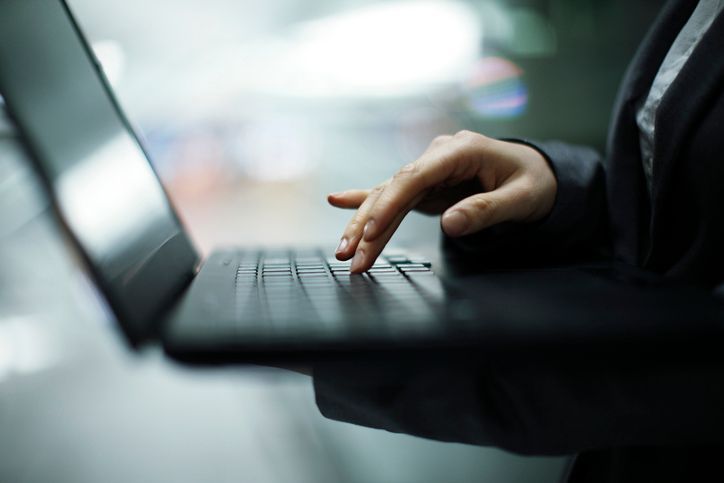Una persona sta scrivendo su un computer portatile.