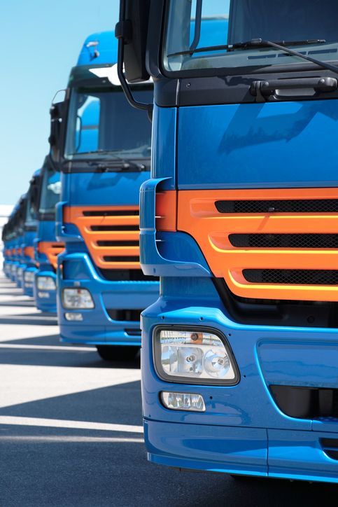 Il cofano di un camion è aperto e si vede il motore.