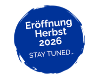 Blaues rundes Logo mit weißem Text „Eröffnung Herbst 2026 – STAY TUNED…“
