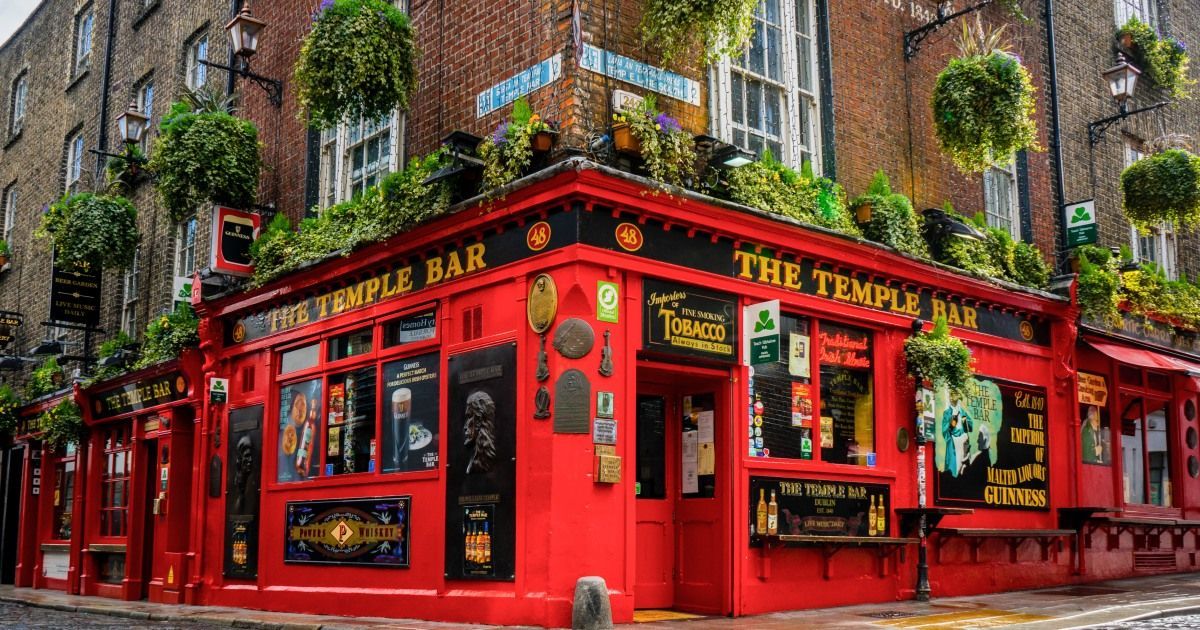A red building with a sign that says `` the temple bar '' on it.