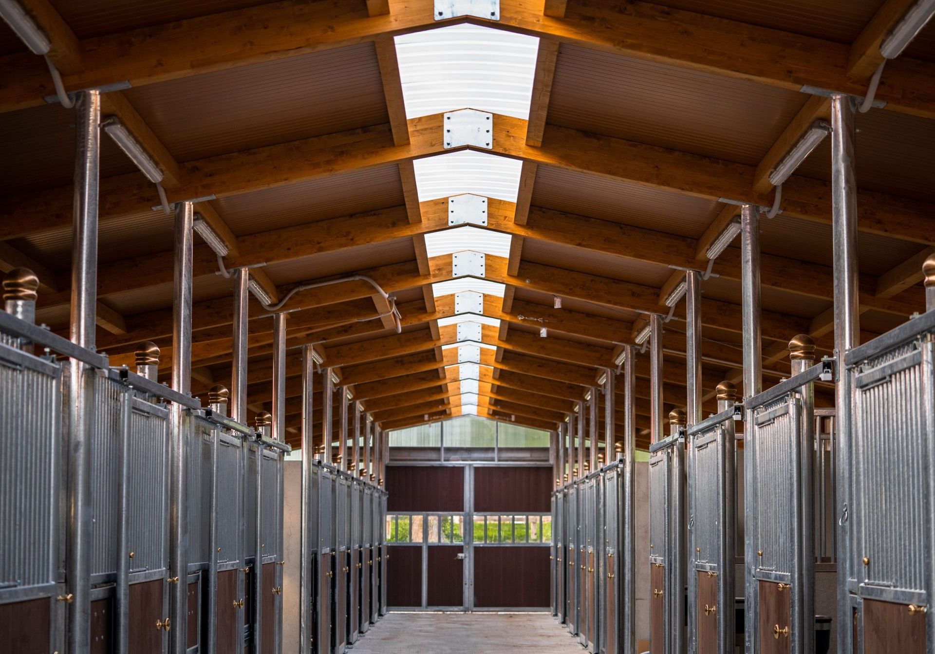 Copertura con pannello coibentato verniciato effetto legno