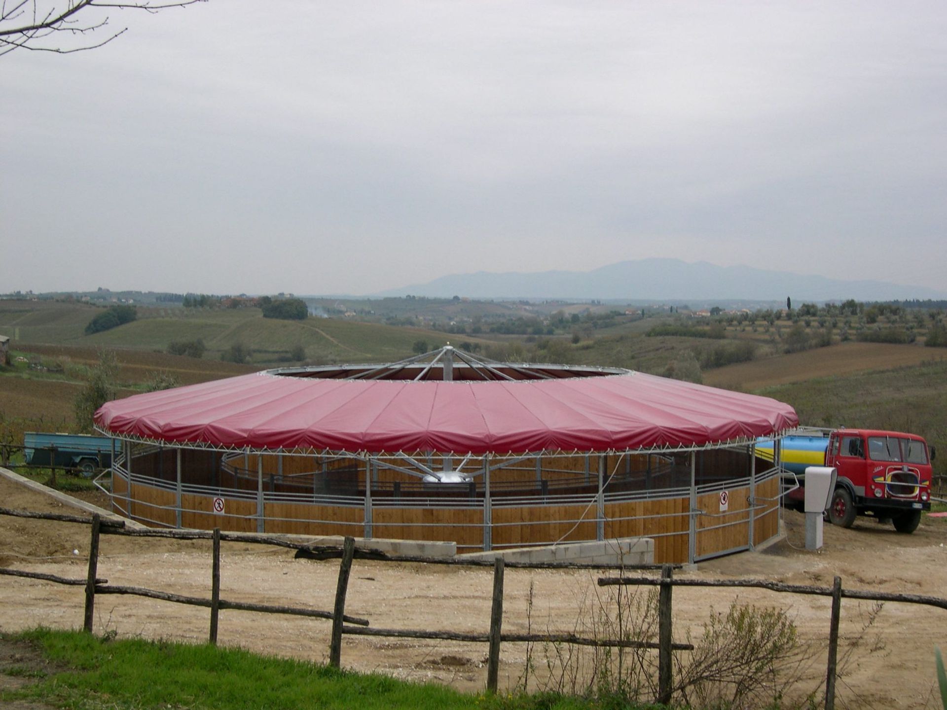 Copertura con telone rosso vista dall’alto