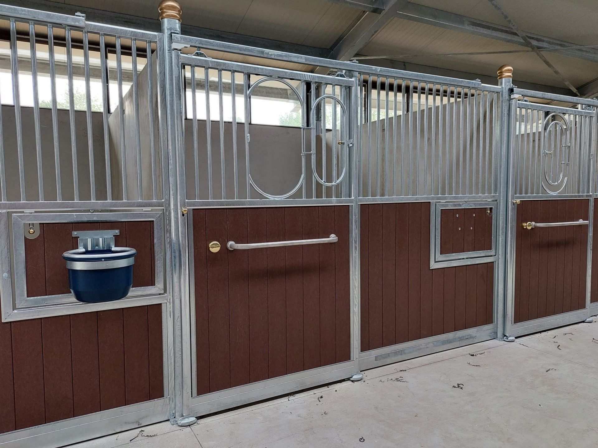 Frontale modello LUX con finestrella ovale e sportello rotante