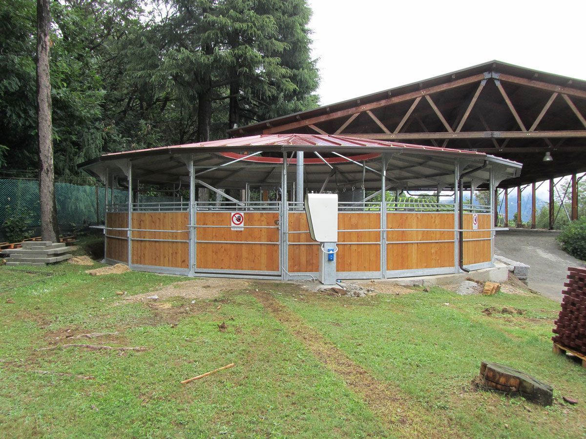 Giostra diametro 12 metri con copertura pannelli coibentati