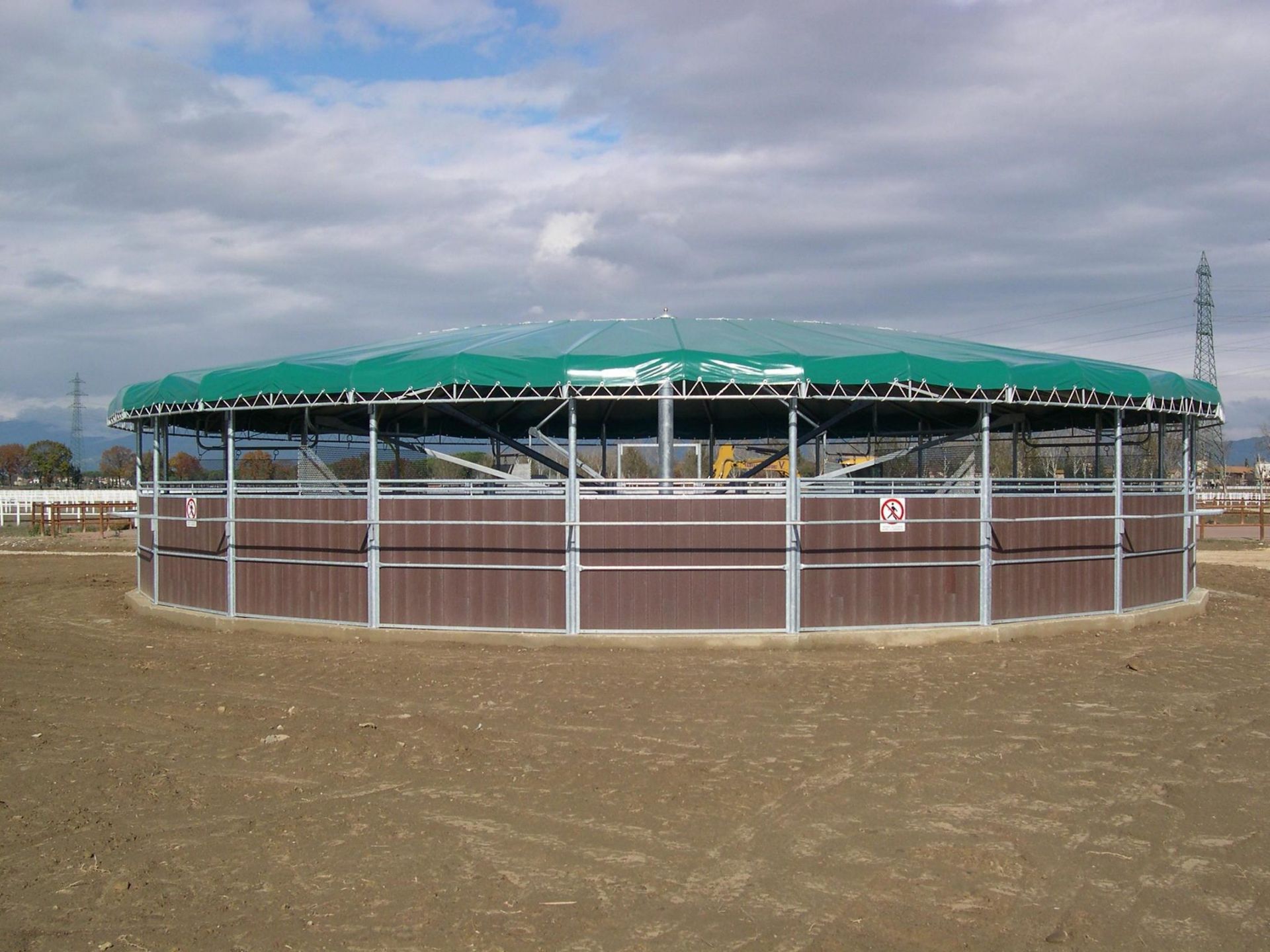 Giostra con tamponamento in plastica colore marrone e copertura con telone verde