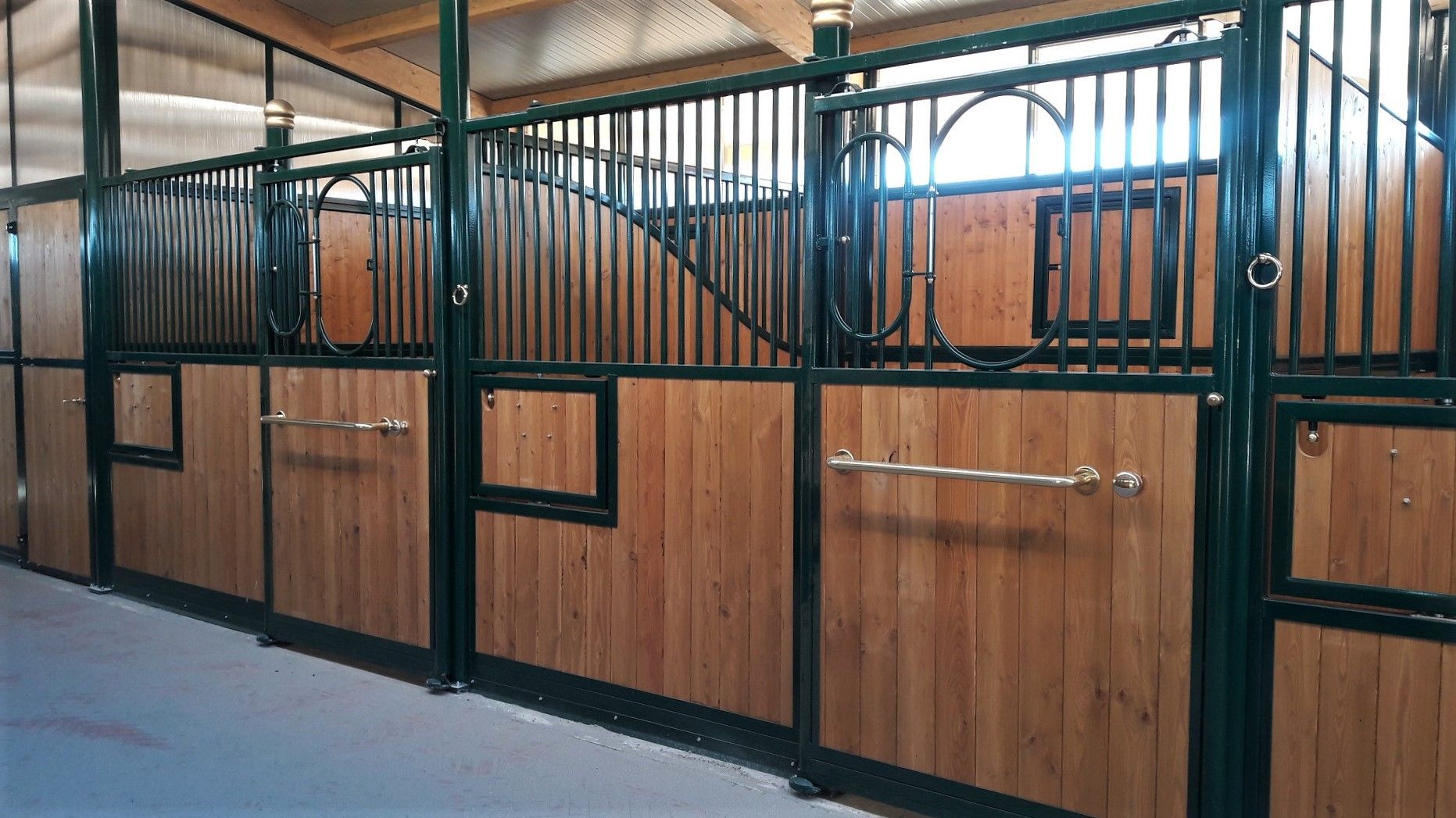 Interni scuderia in legno larice