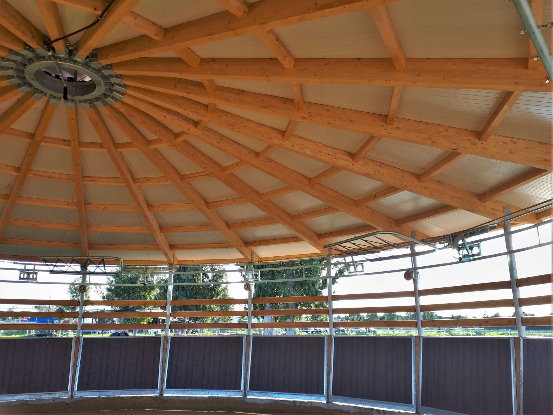 Interno giostra COMBI con separatori sollevati