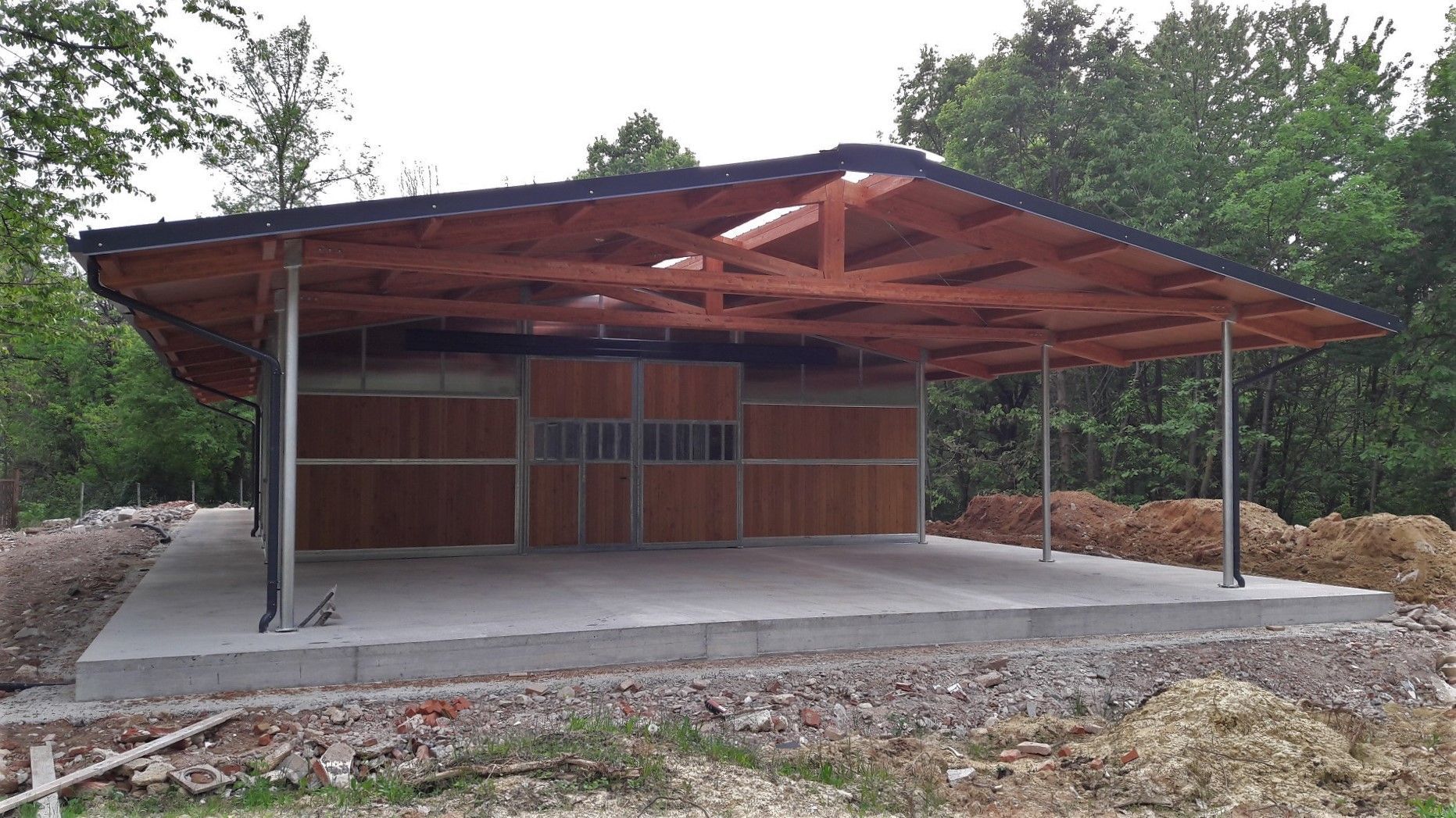 Scuderia legno con travatura in lamellare