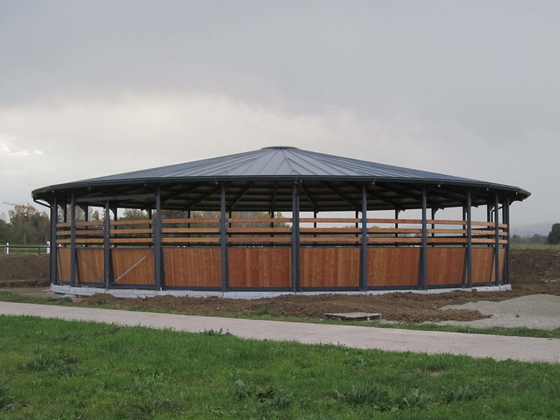 Tondino diametro 18.50 metri con struttura verniciatan tamponamento in legno larice e copertura pannelli coibentati