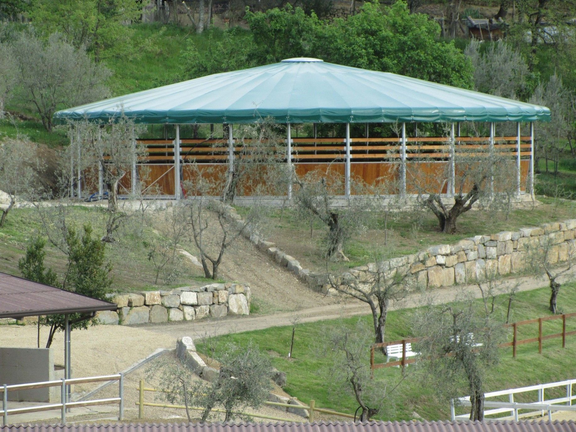 Tondino con tamponamenti in legno larice e copertura in telo verde