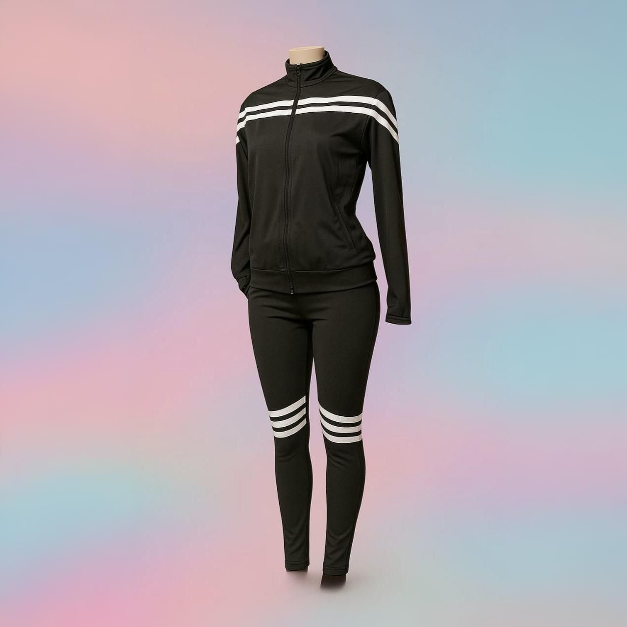 Chándal negro con rayas blancas sobre fondo pastel.