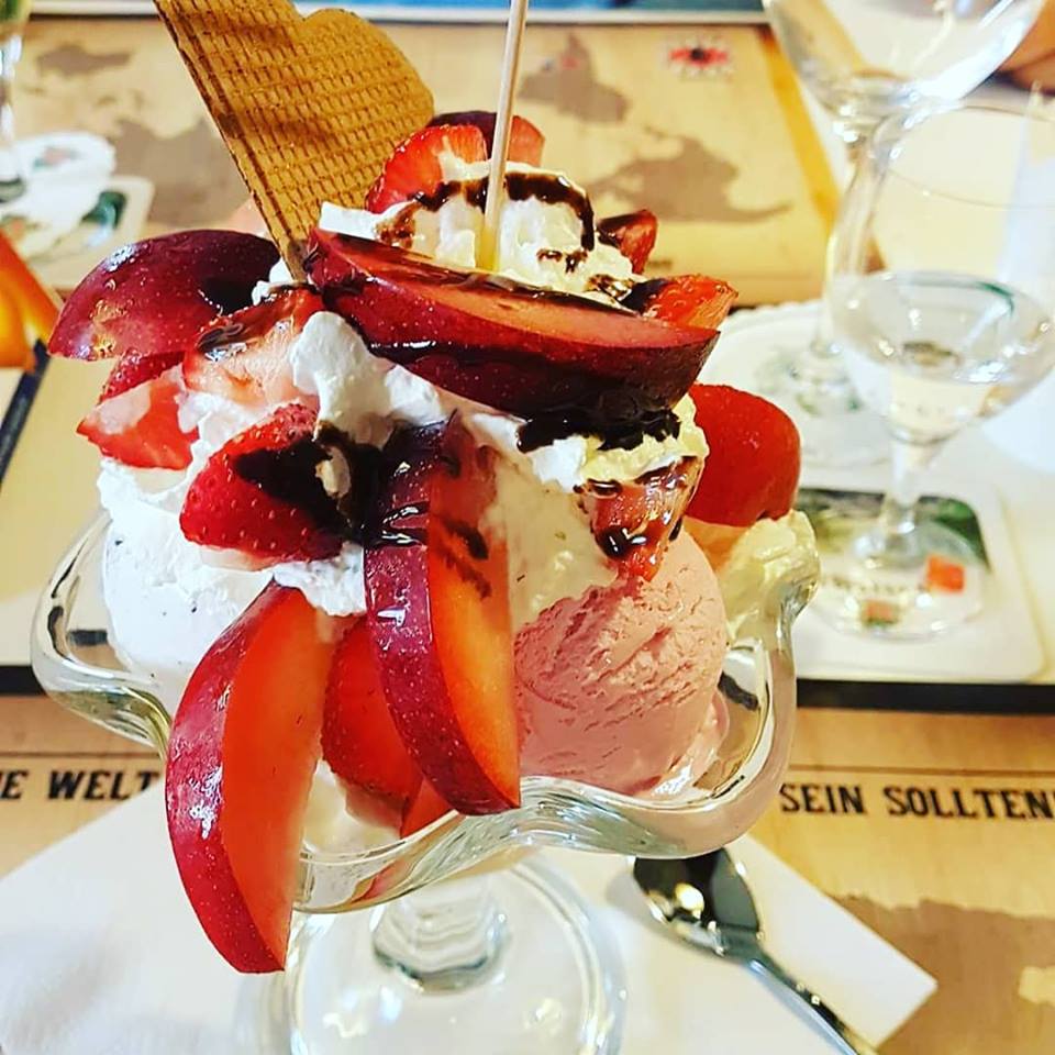 Eisbecher mit Pflaumen