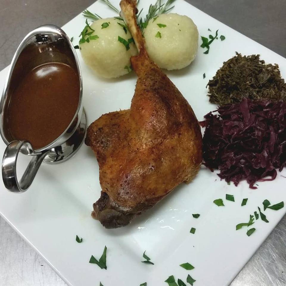 Hähnchenkeule mit Klößen und Kraut