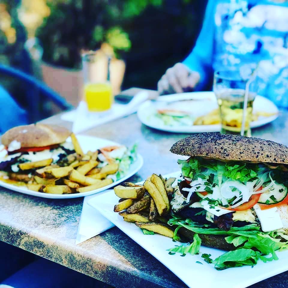 Tisch mit lecken Gerichten – Burger