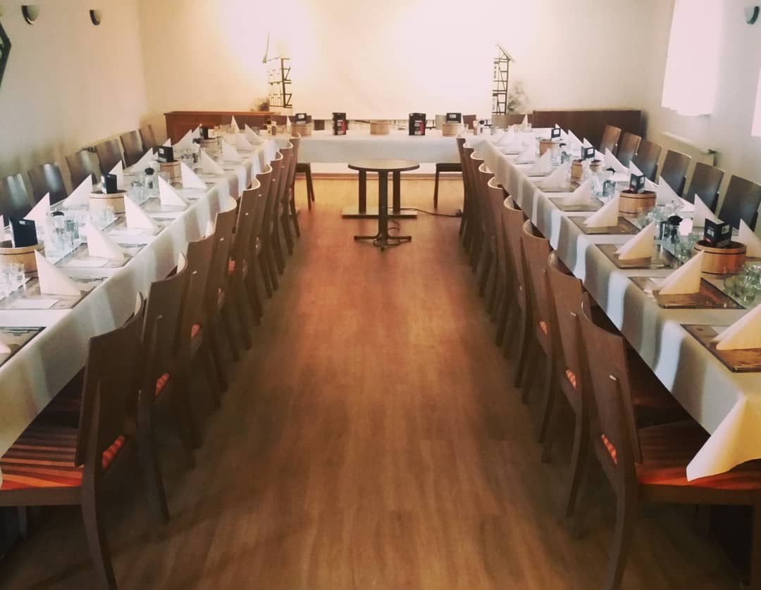 Saal mit gedeckten Tischen