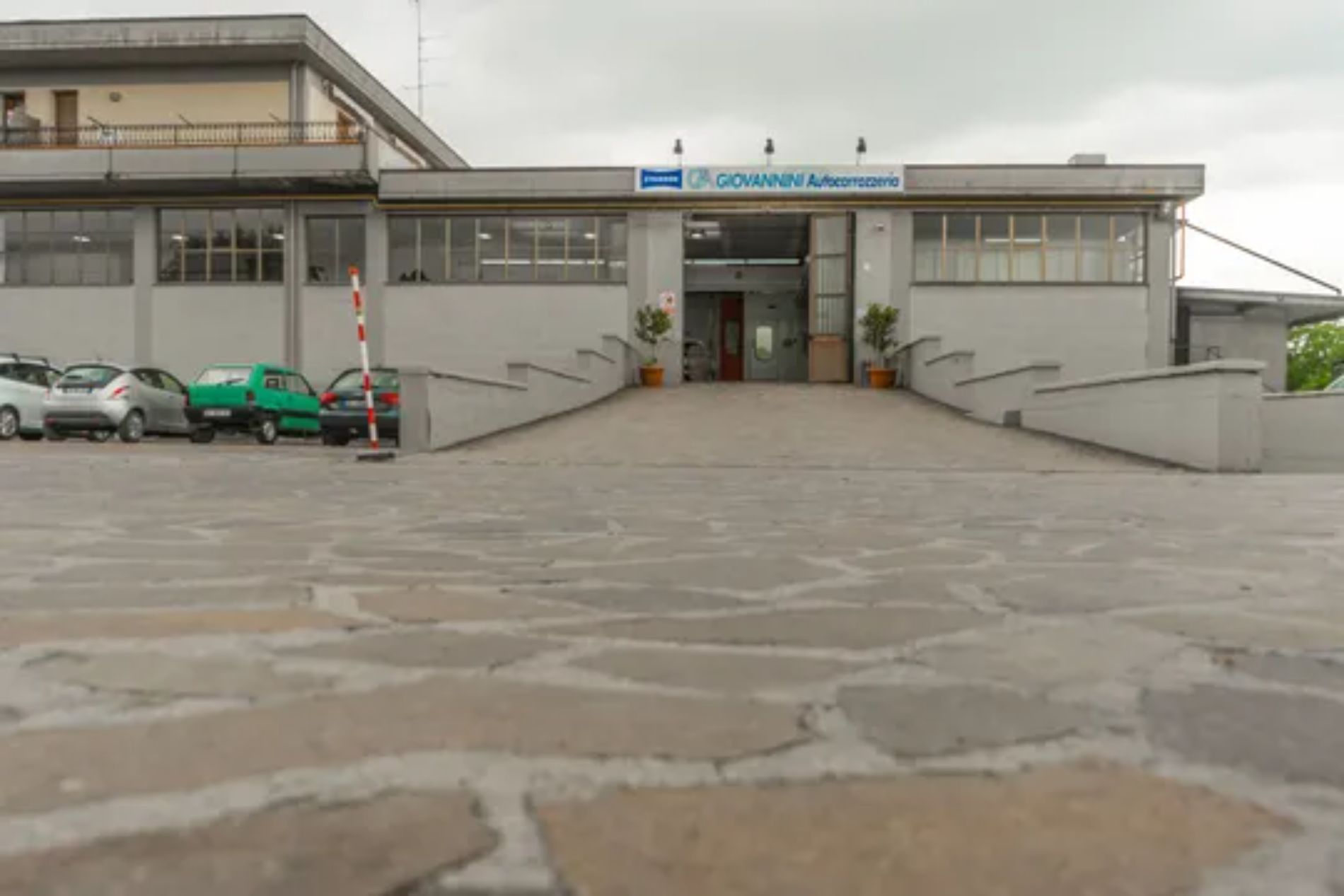piazzale esterno di un'autofficina