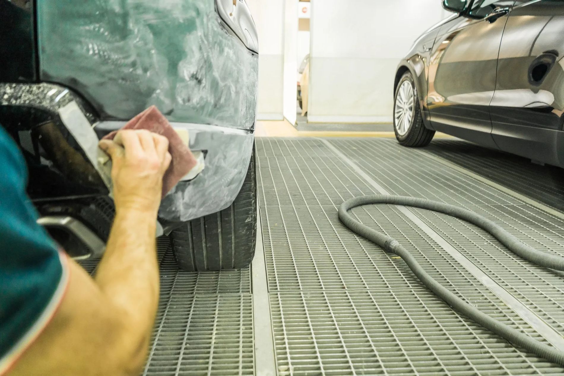 raschiatura manuale della carrozzeria di un'auto