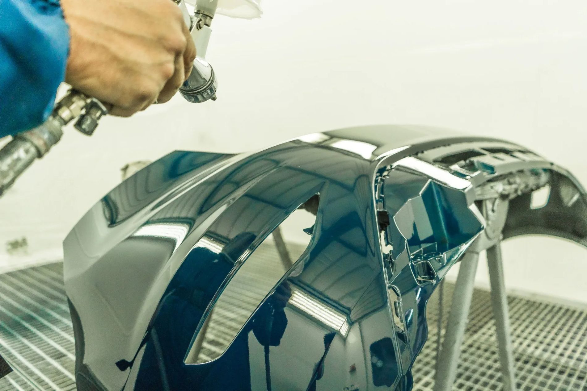 verniciatura della scocca di un'autovettura