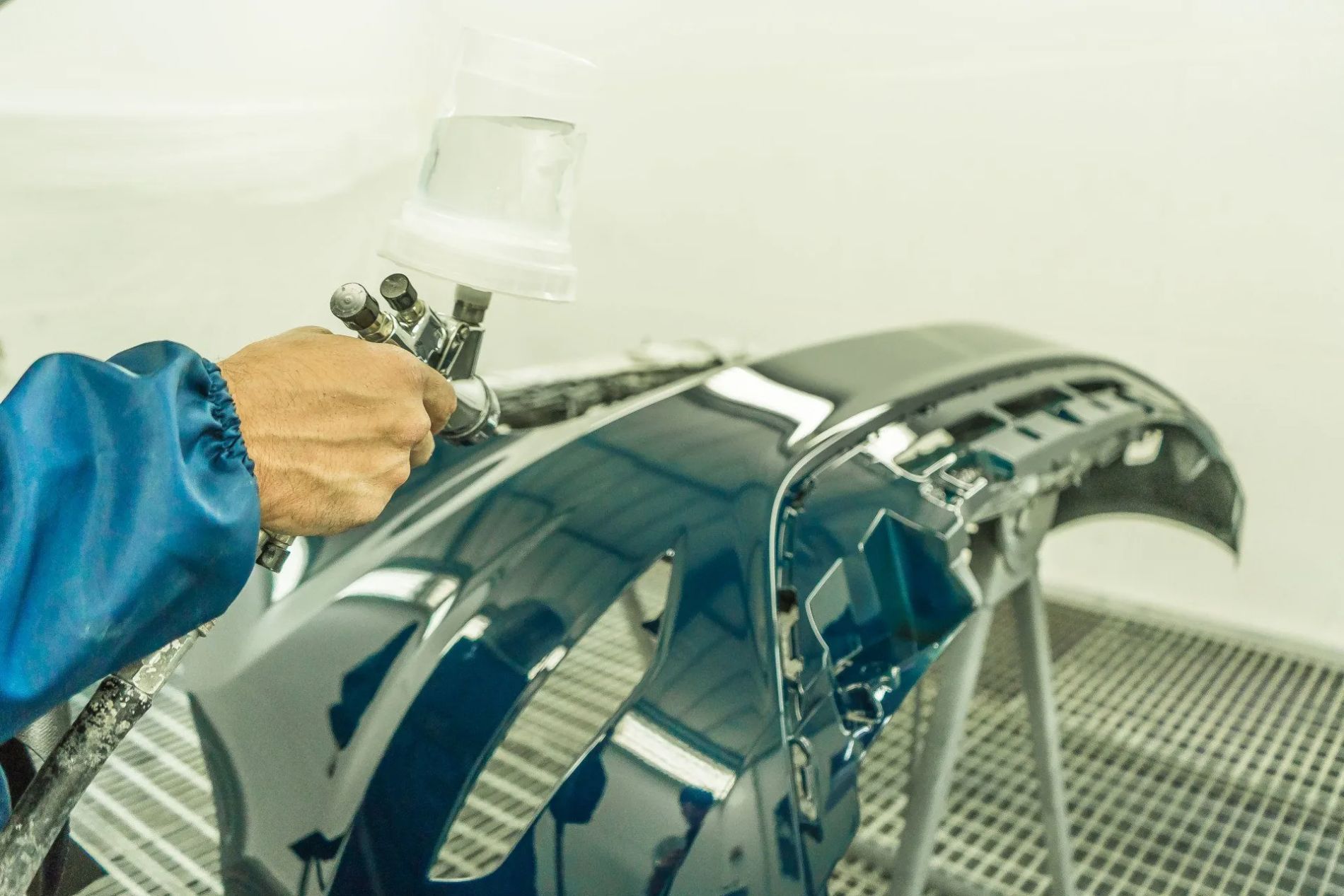 verniciatura della scocca di un'automobile