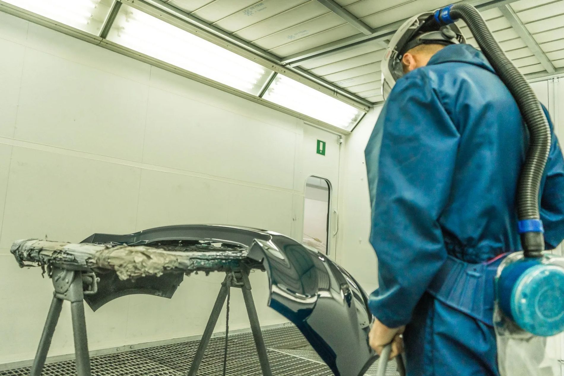 verniciatura della carrozzeria di un'auto