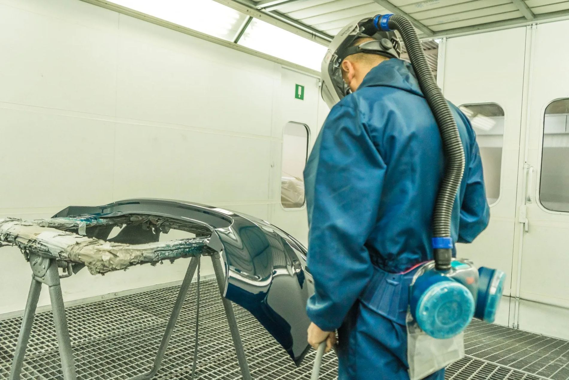 verniciatura professionale della carrozzeria di un'auto