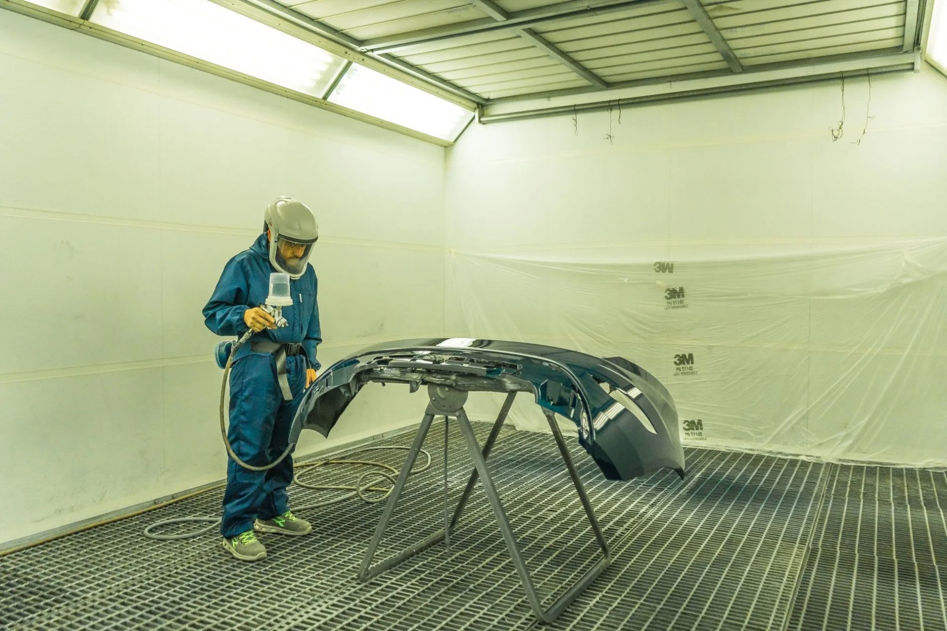 verniciatura di componente di carrozzeria auto