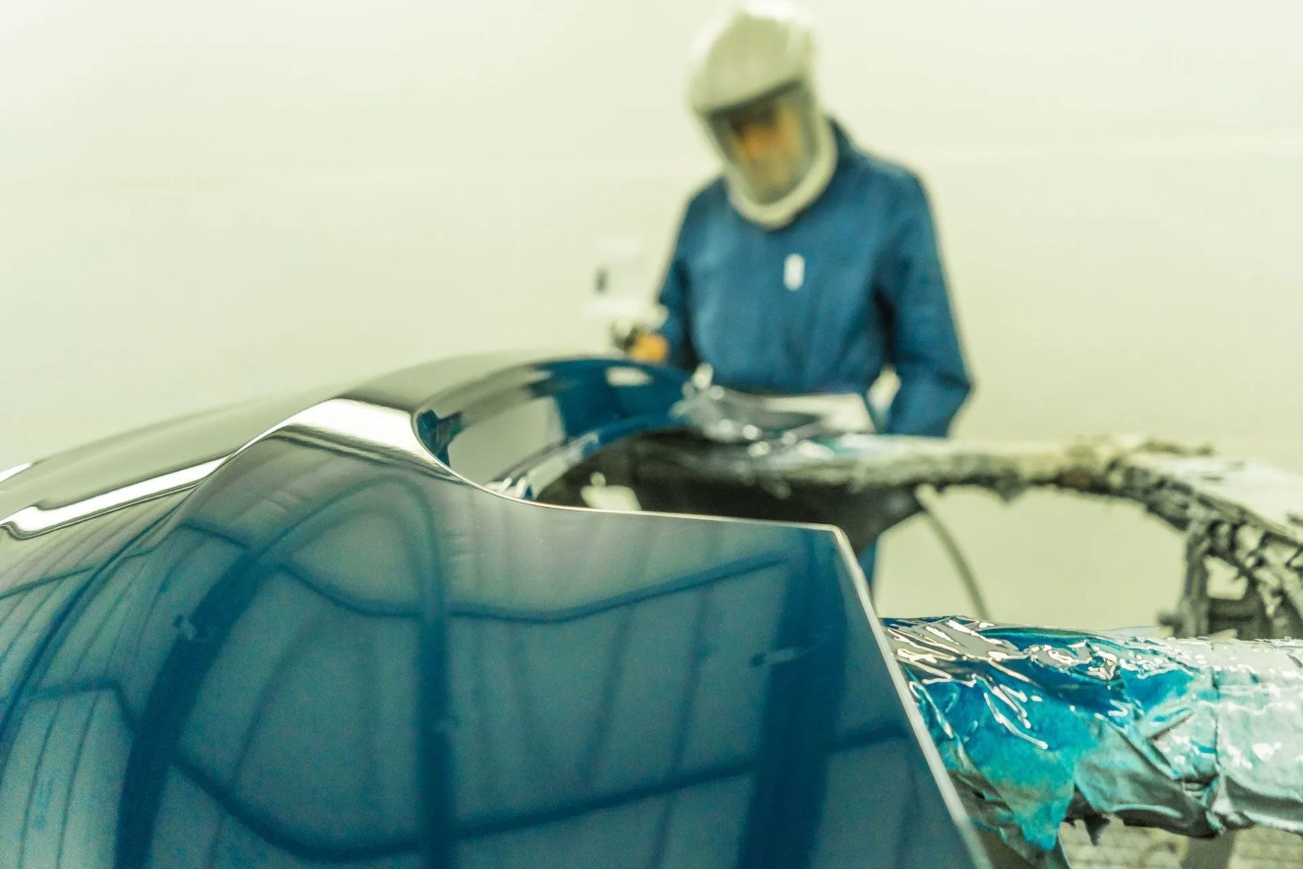 verniciatura professionale della scocca di un'auto