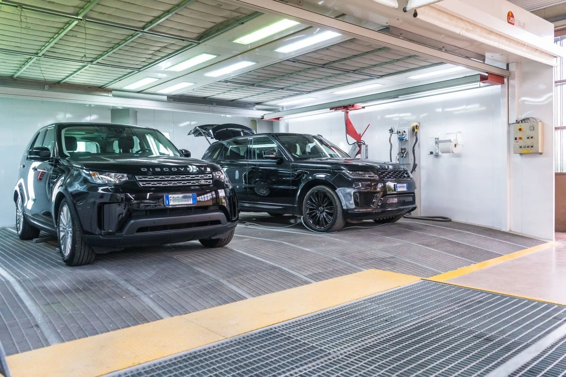 due SUV neri in un'autofficina