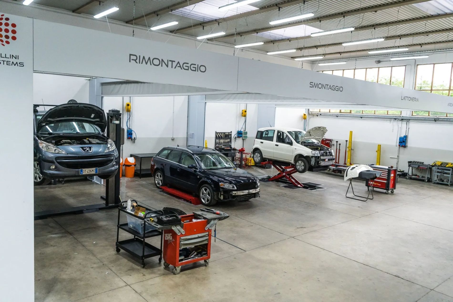 automobili in area rimontaggio di un'autofficina
