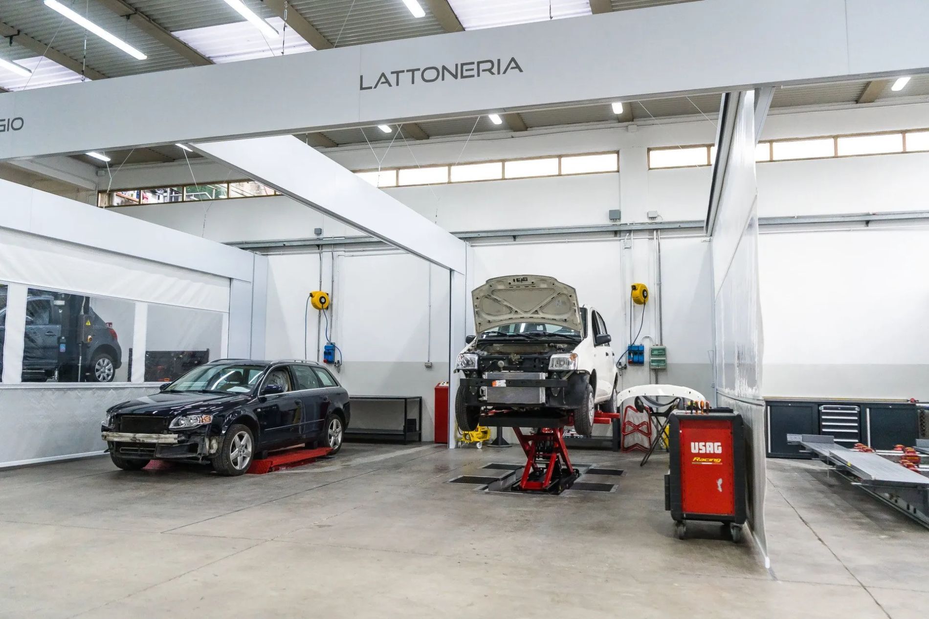 automobili in area lattoneria di un'autofficina