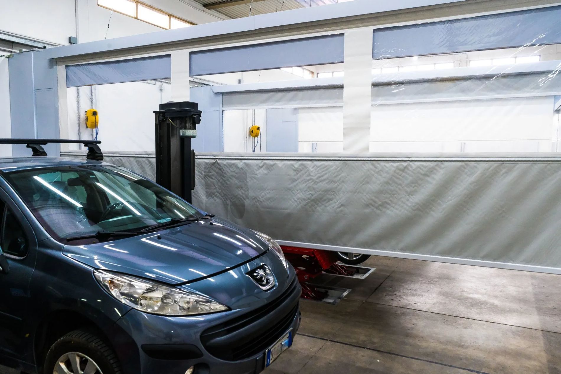automobile Peugeot blu in un'autofficina