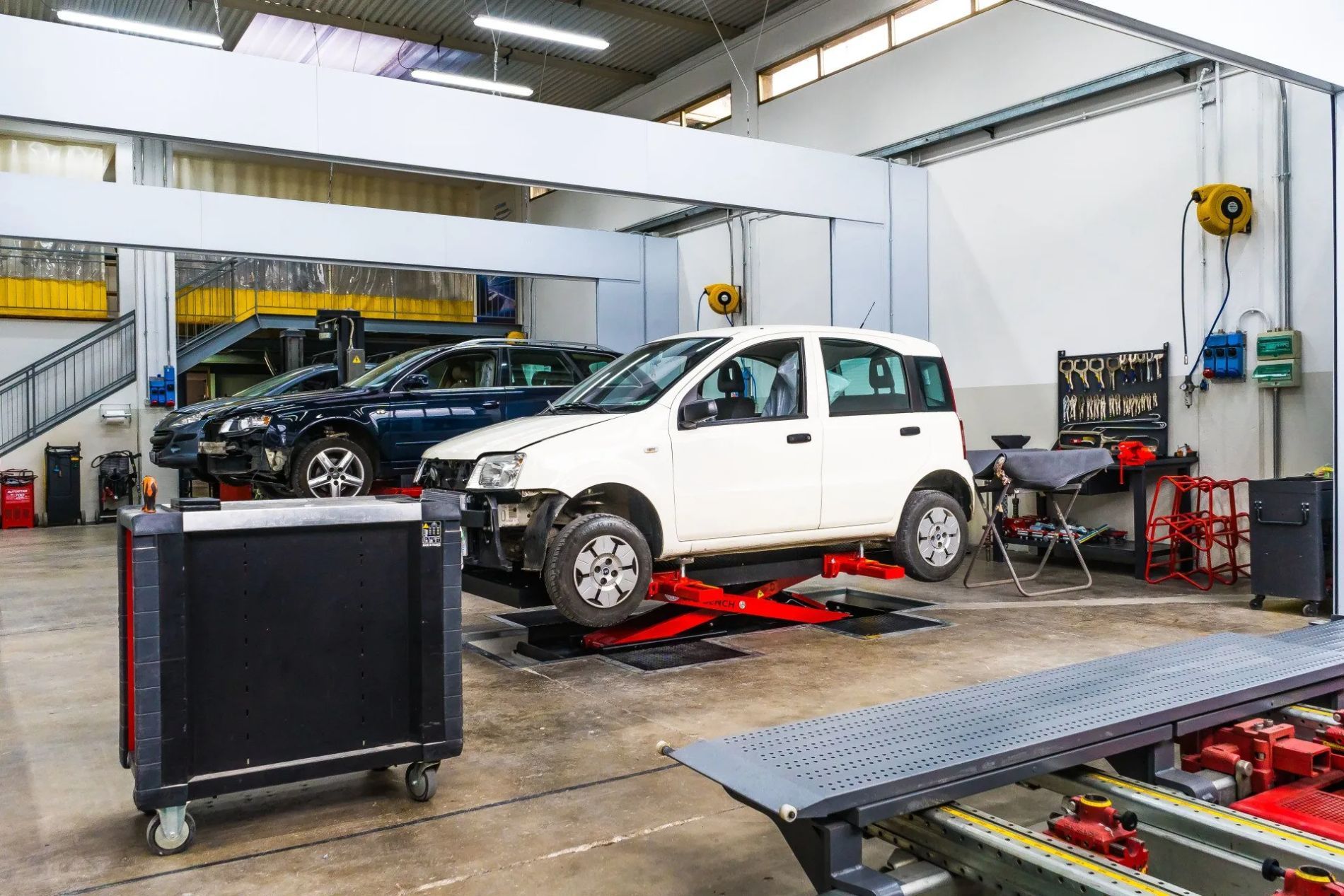 automobili in un'autofficina