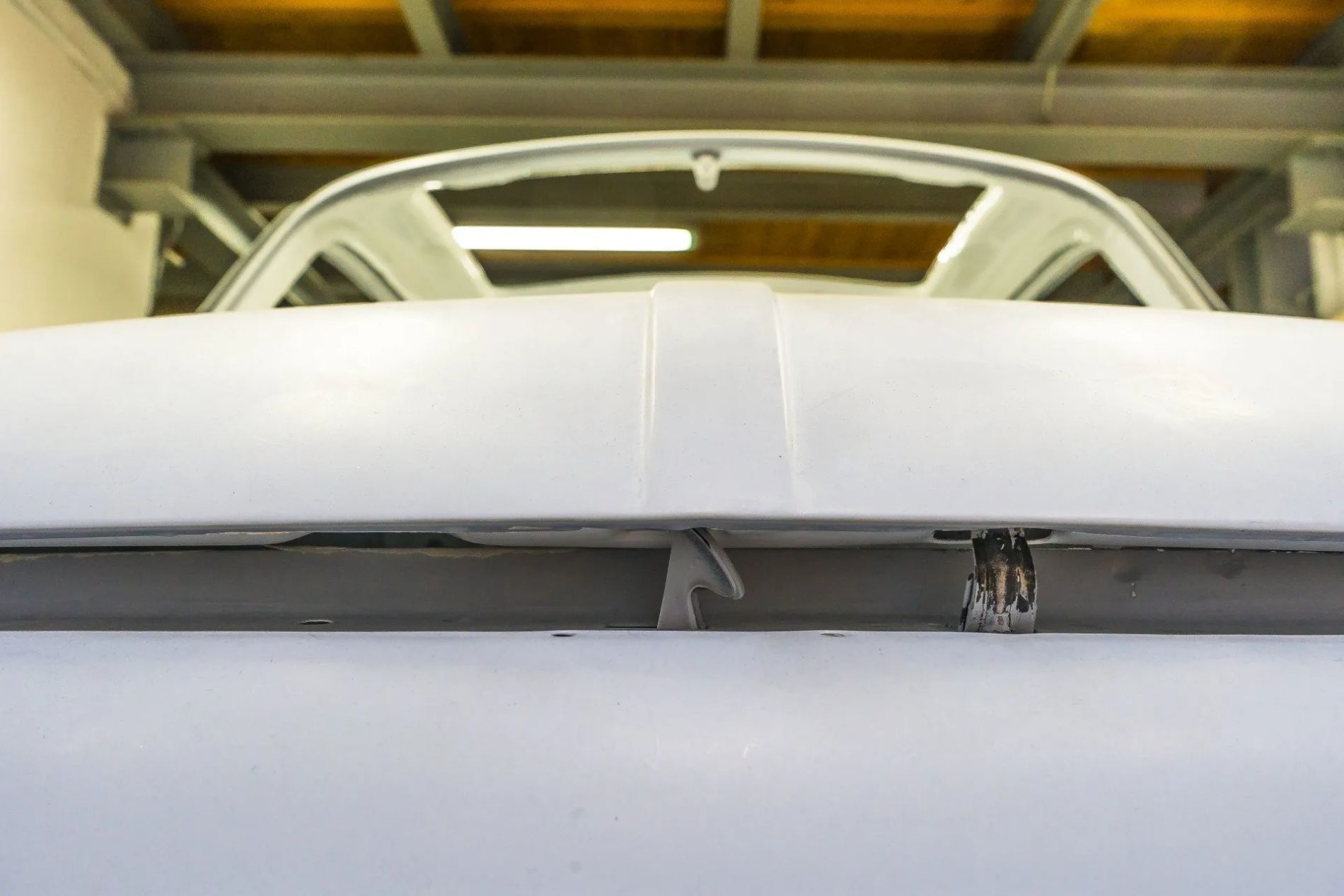 automobile d'epoca in fase di restauro