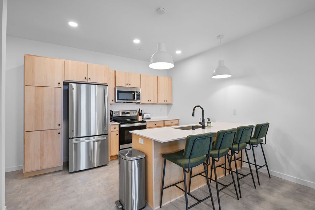 Nice furnished apartment kitchen in Ashwaubenon