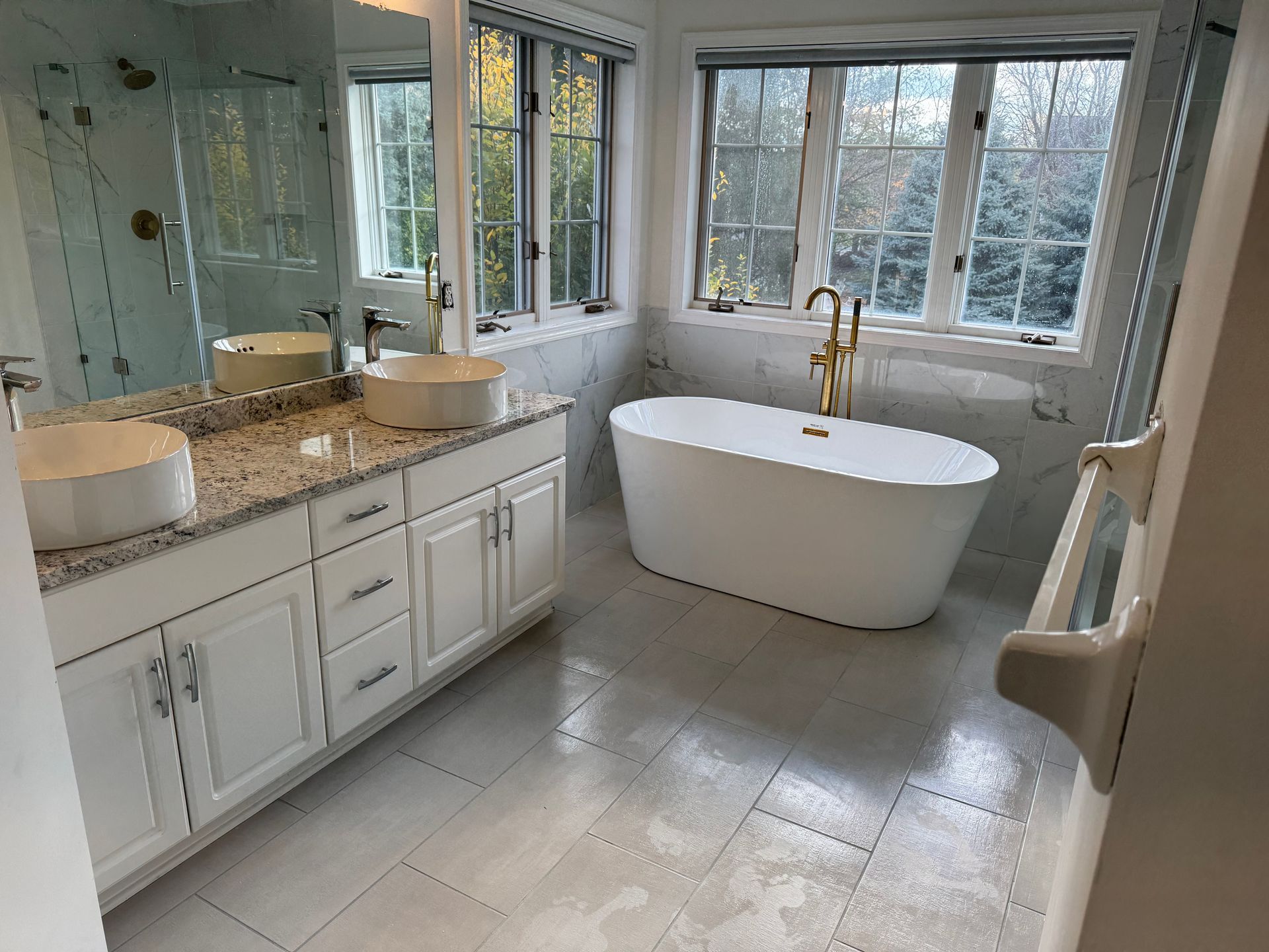 A bathroom with two sinks and a bathtub
