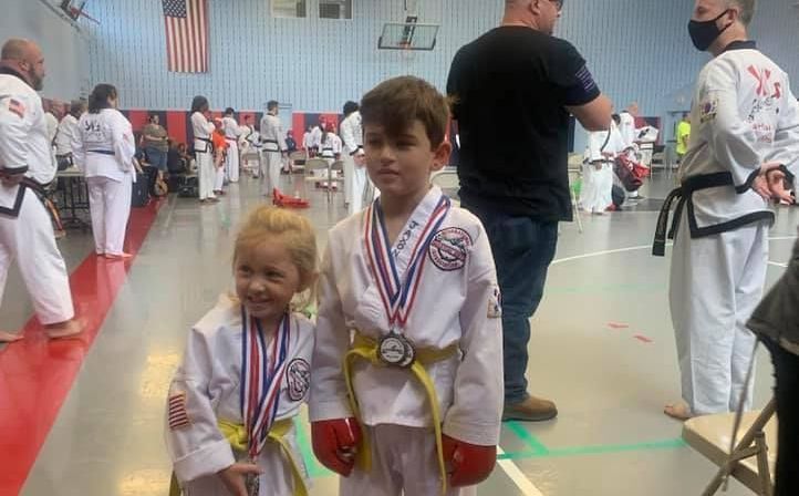 A blurry picture of a bunch of colorful lights on a dark background.