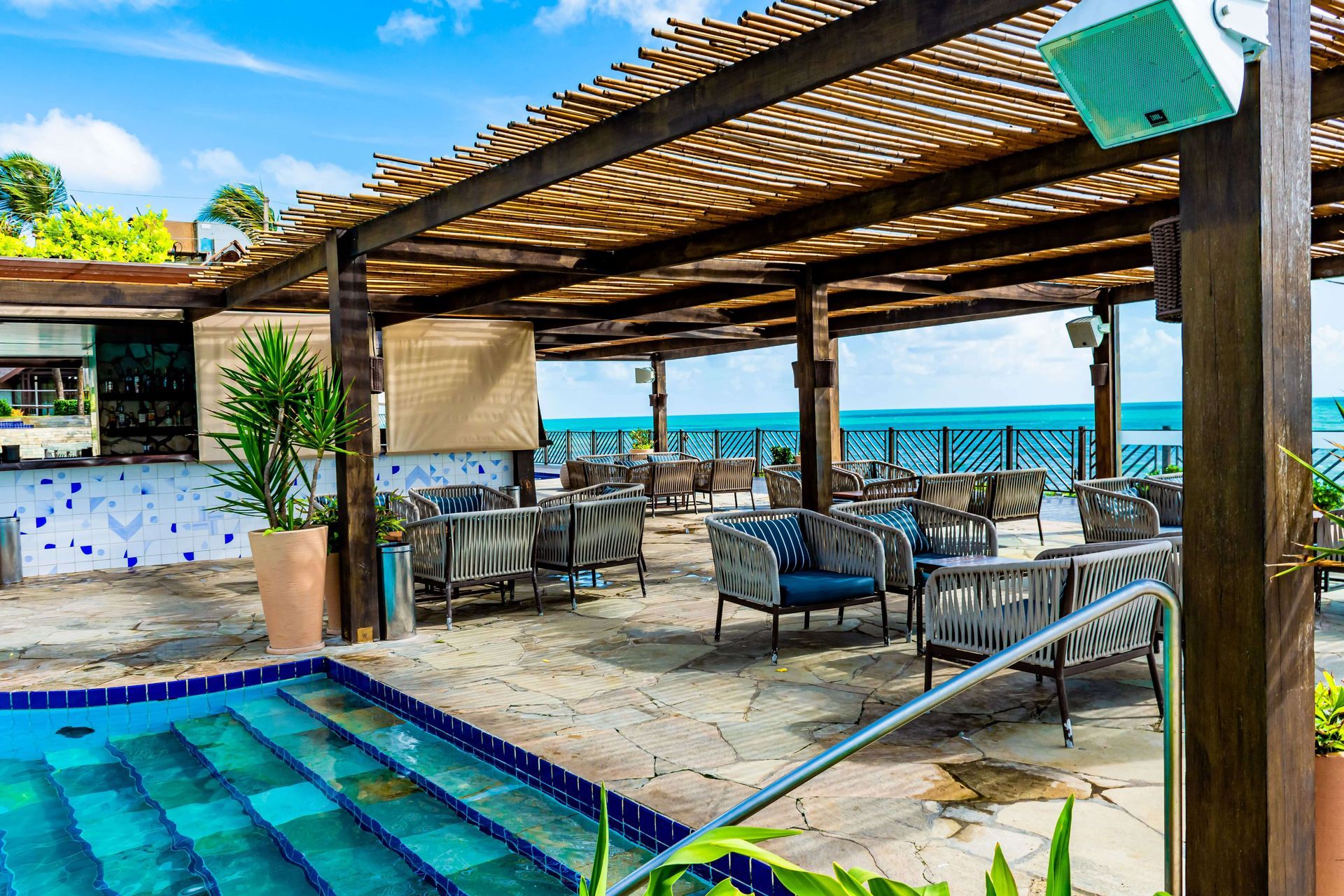 Vis Pool Bar
